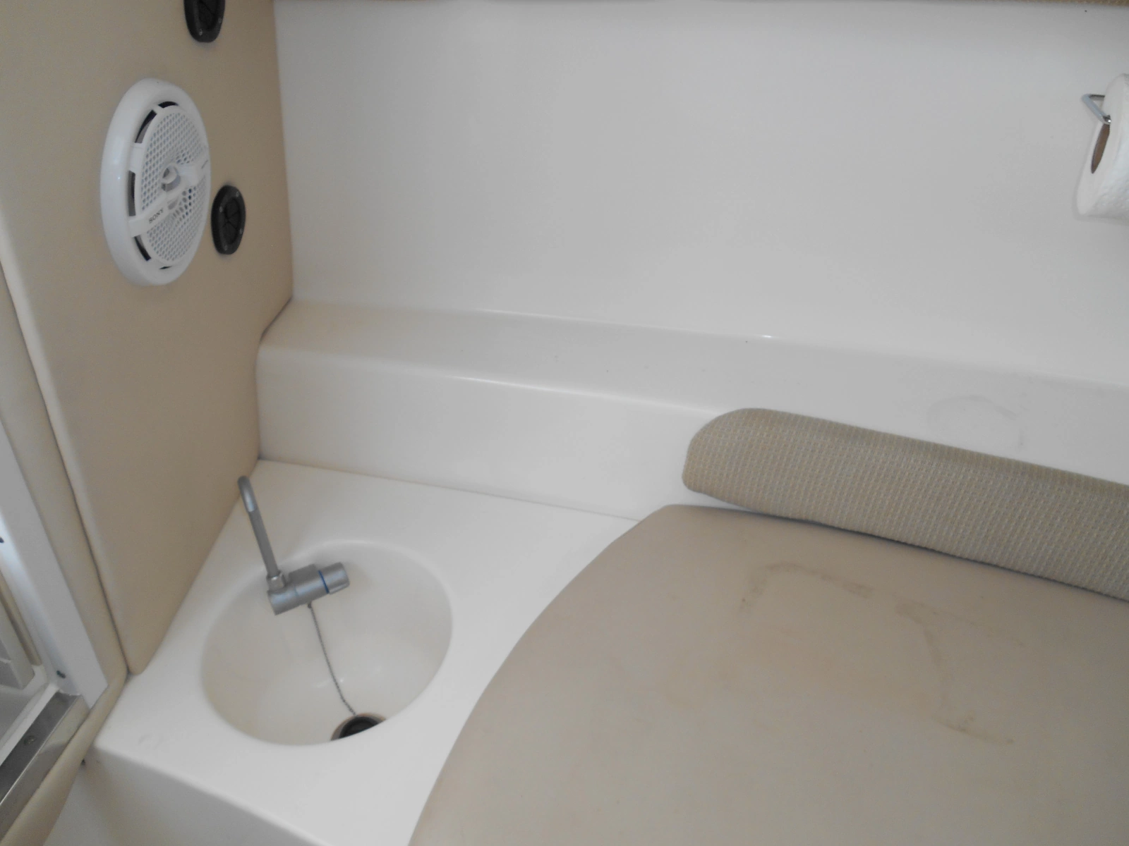2004 Boston Whaler 255 Conquest