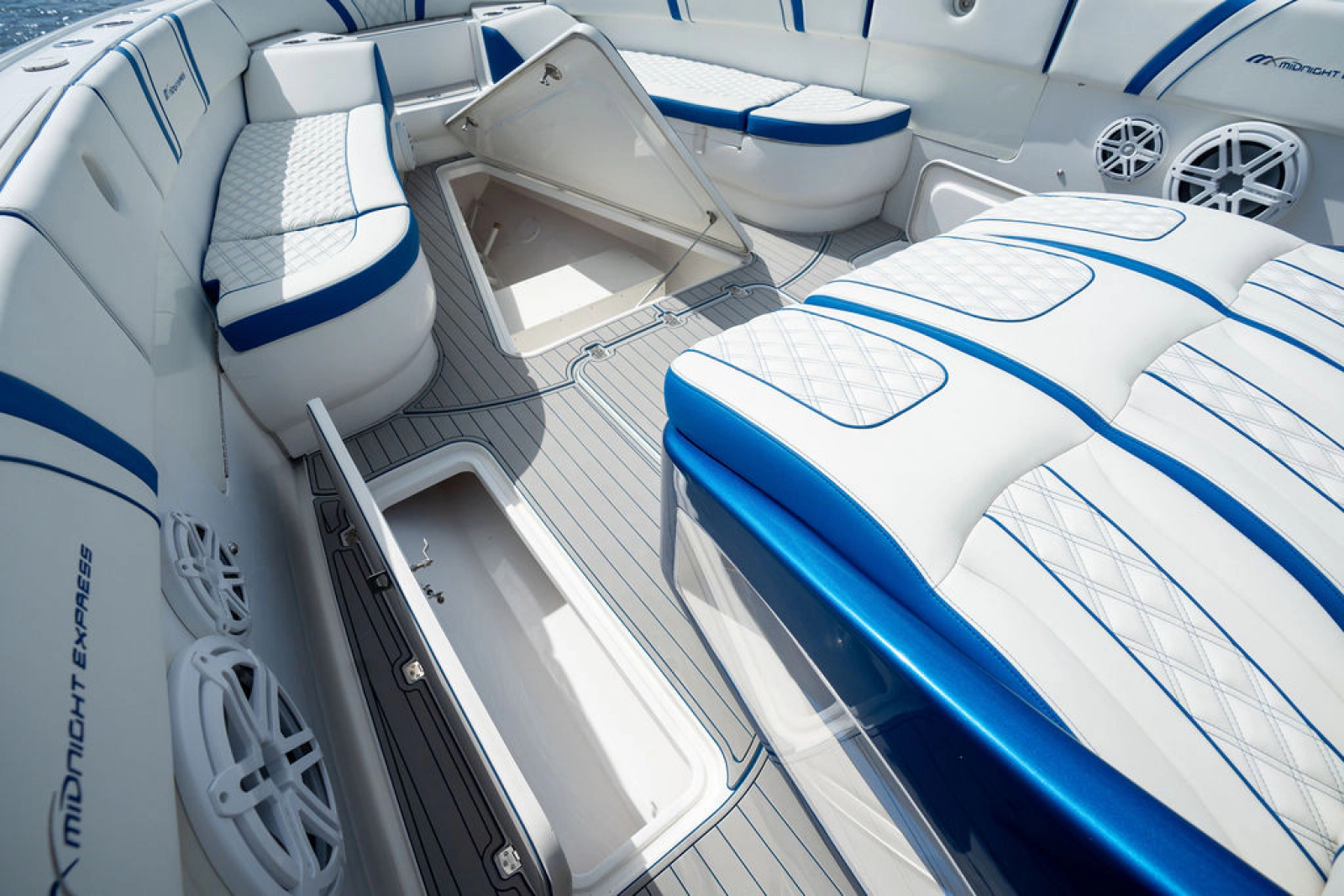 2019 Midnight Express 43