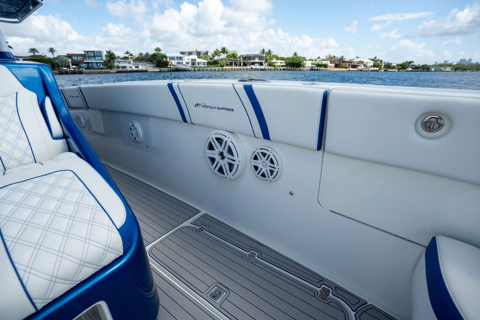 2019 Midnight Express 43