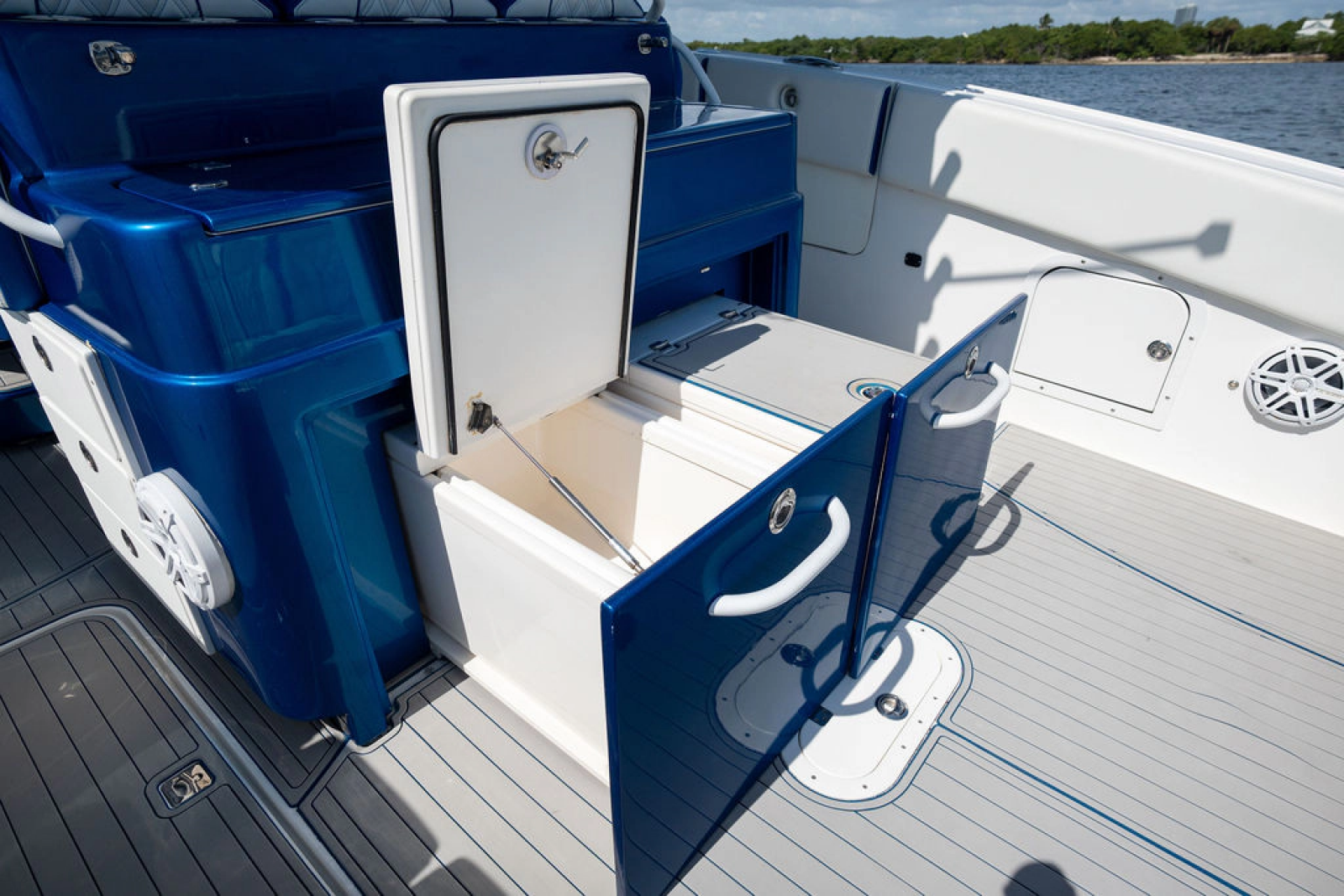 2019 Midnight Express 43