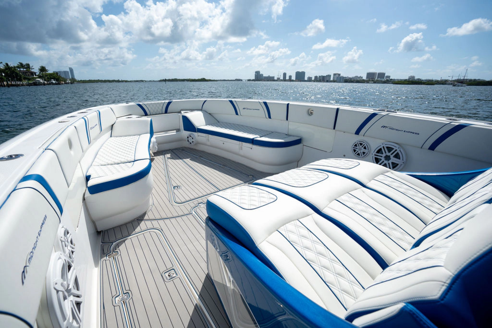 2019 Midnight Express 43