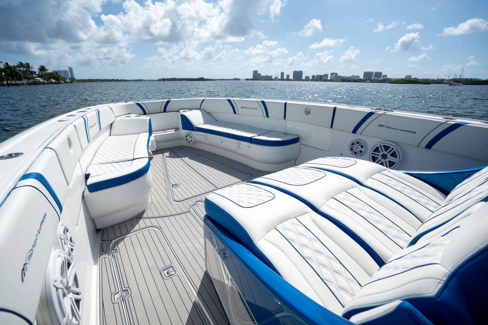 2019 Midnight Express 43
