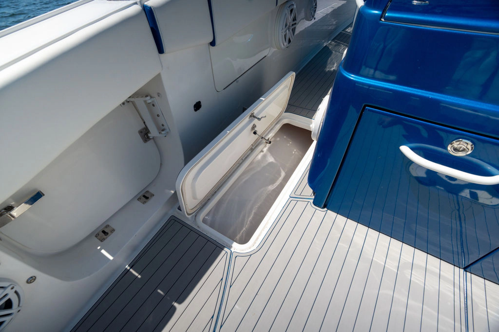 2019 Midnight Express 43
