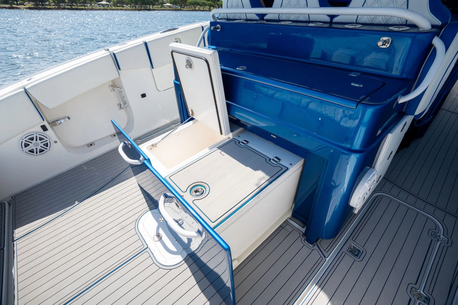 2019 Midnight Express 43