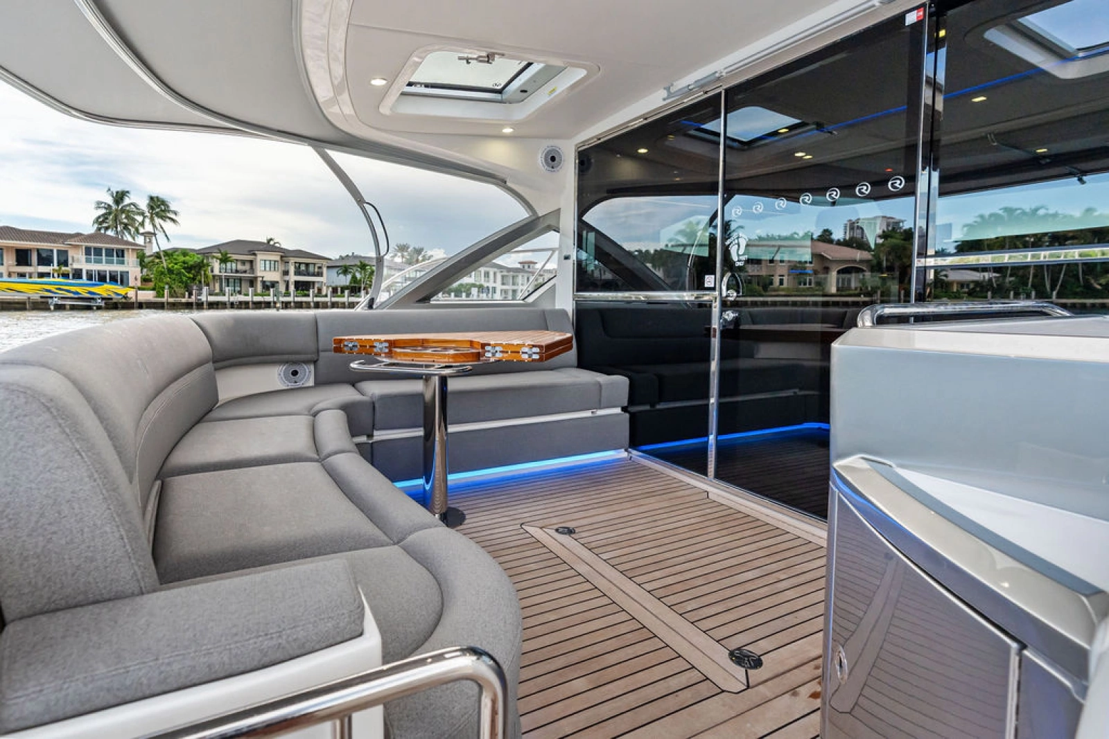 2026 Riviera 4600 Sport Yacht Platinum Edition