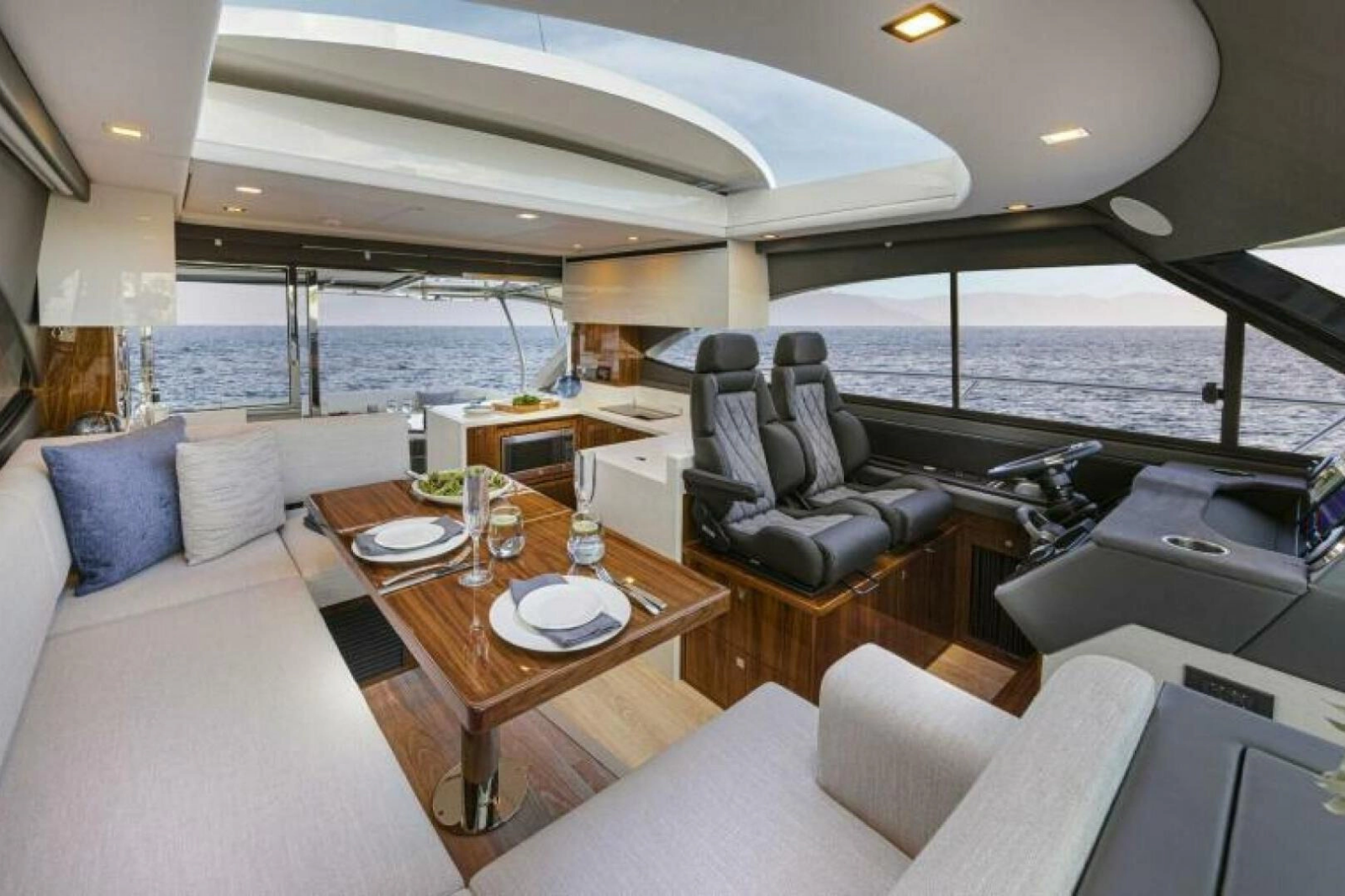 2026 Riviera 4600 Sport Yacht Platinum Edition