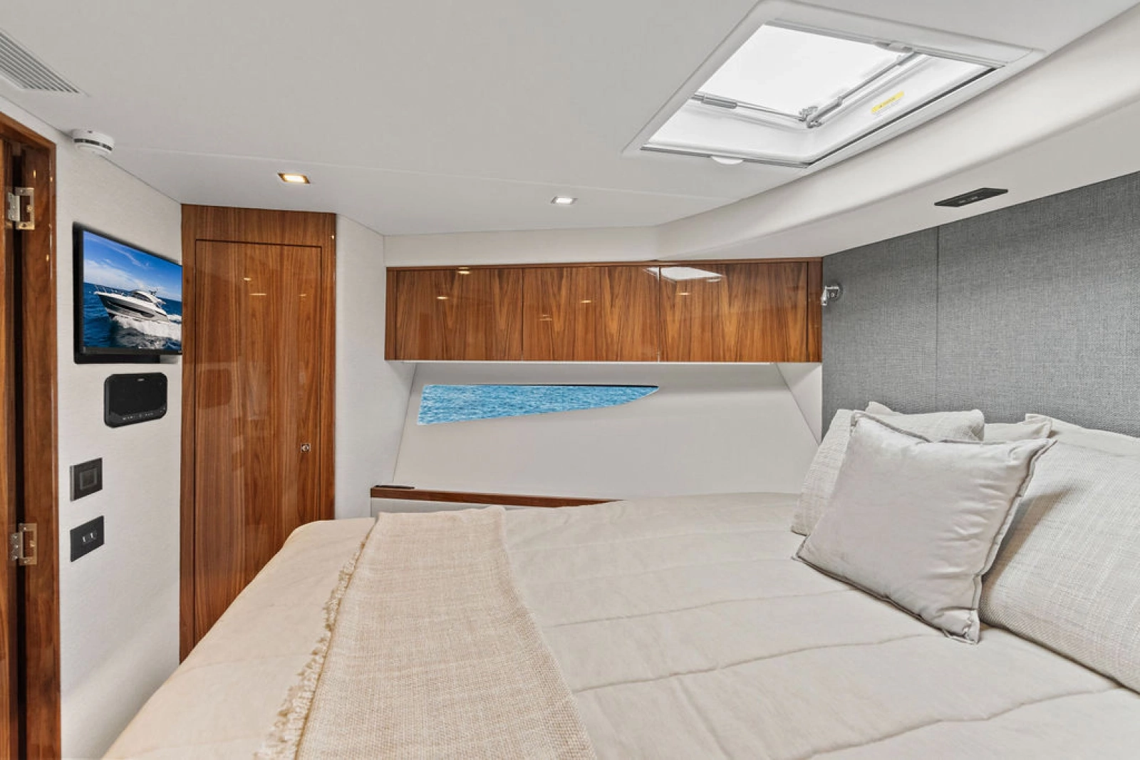 2026 Riviera 4600 Sport Yacht Platinum Edition