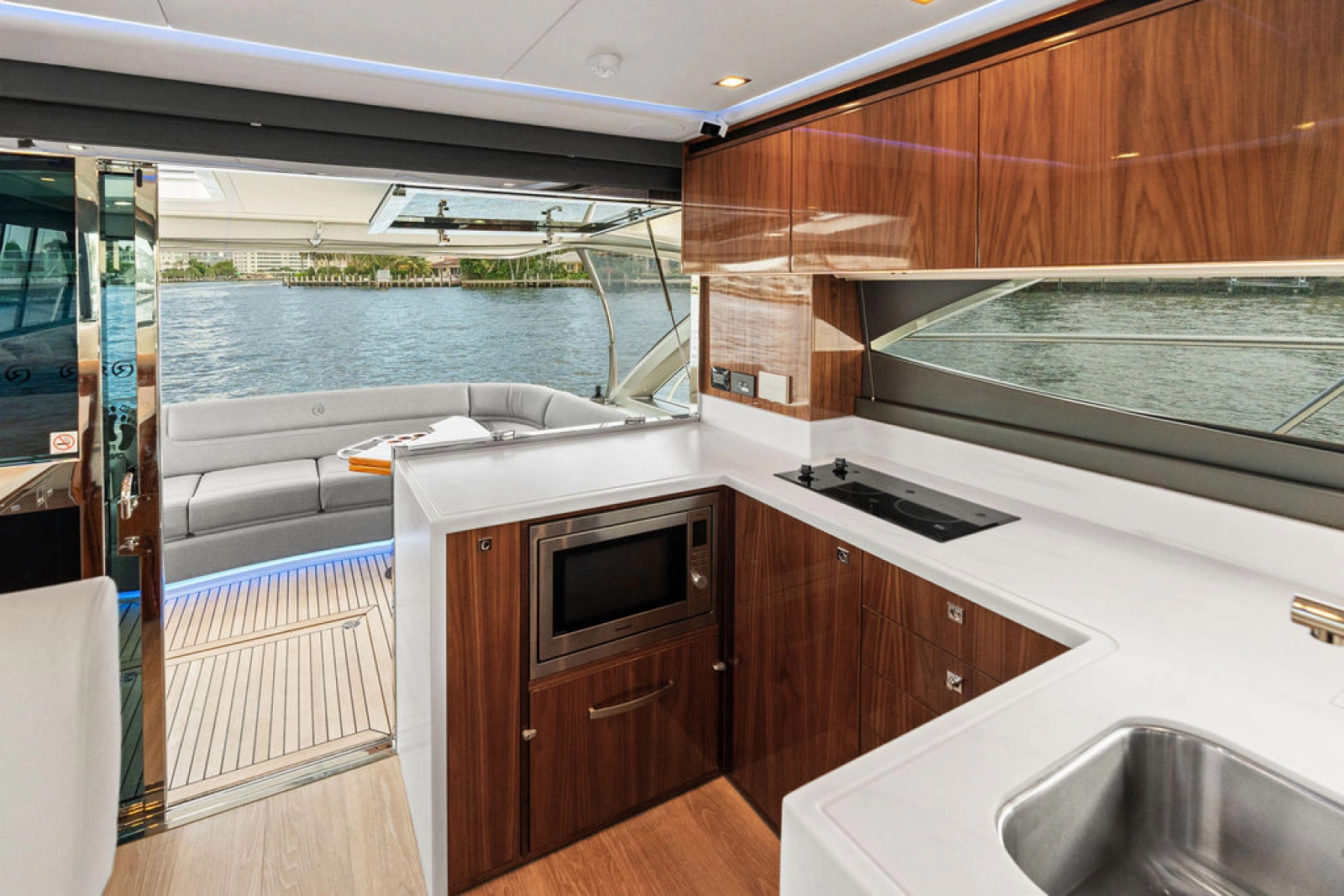 2026 Riviera 4600 Sport Yacht Platinum Edition