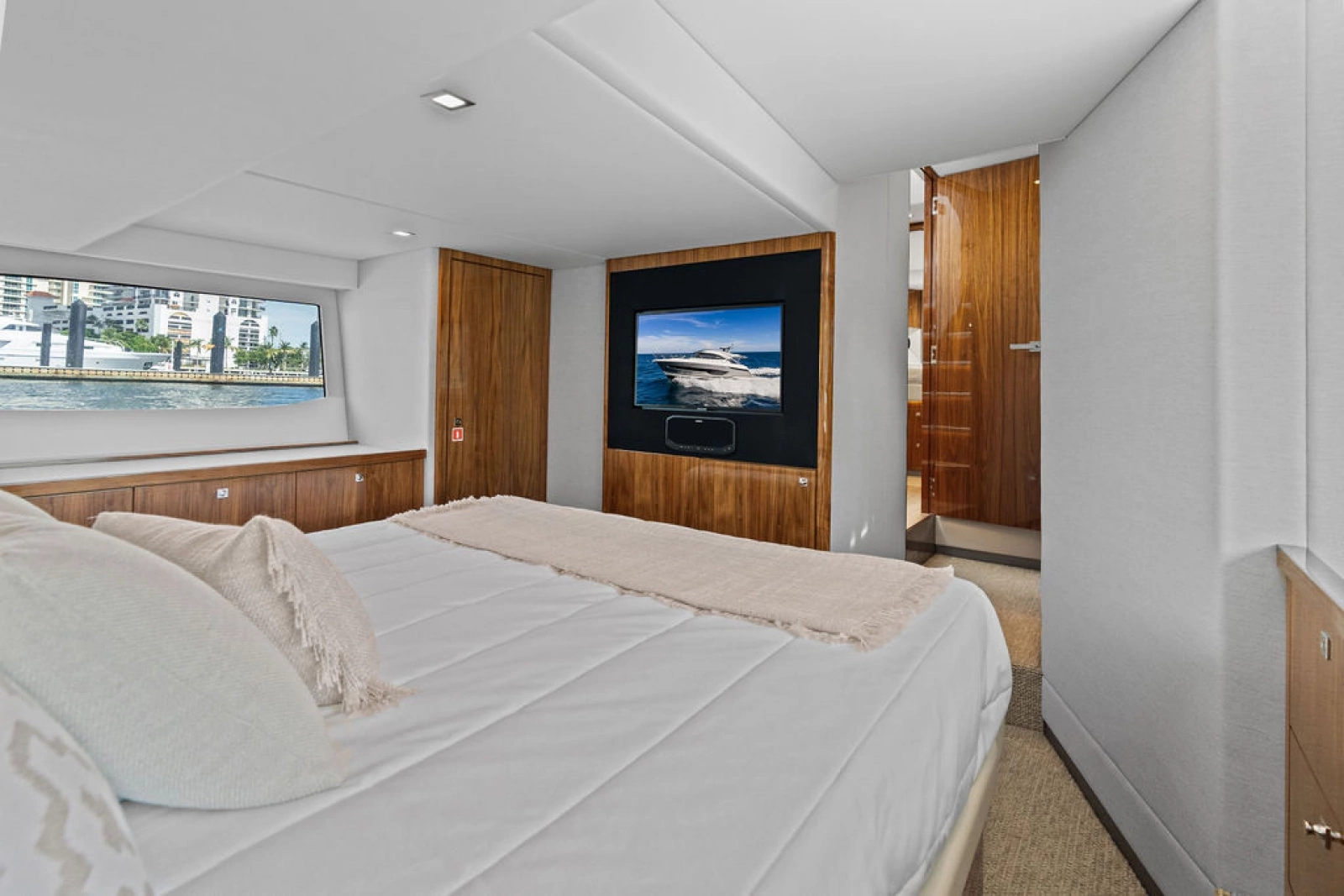 2026 Riviera 4600 Sport Yacht Platinum Edition