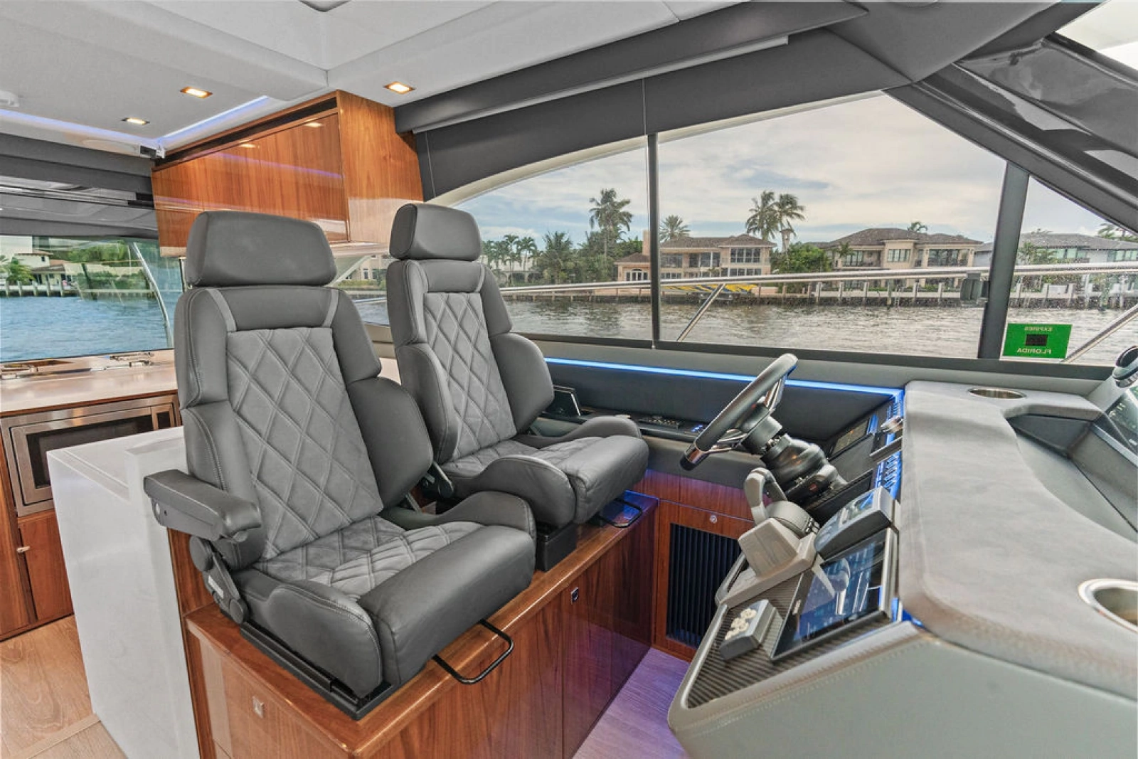 2026 Riviera 4600 Sport Yacht Platinum Edition