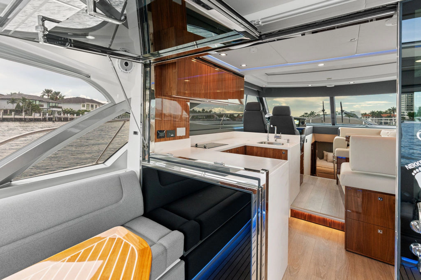 2026 Riviera 4600 Sport Yacht Platinum Edition