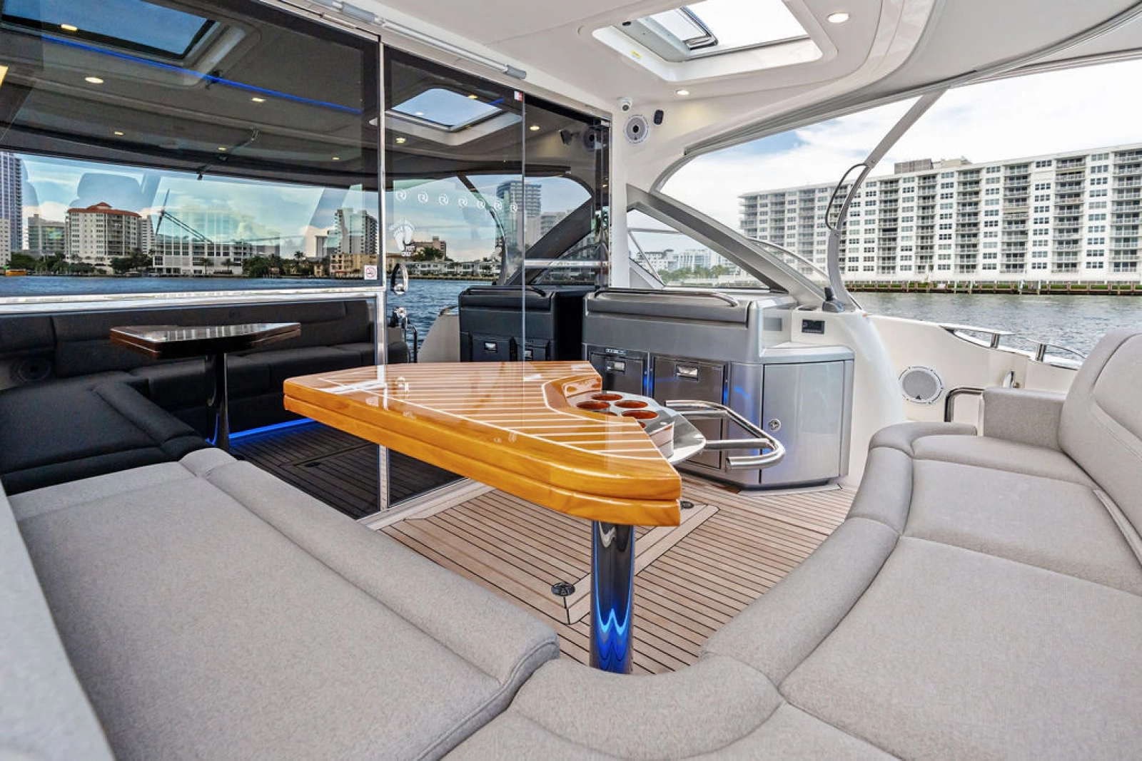 2026 Riviera 4600 Sport Yacht Platinum Edition