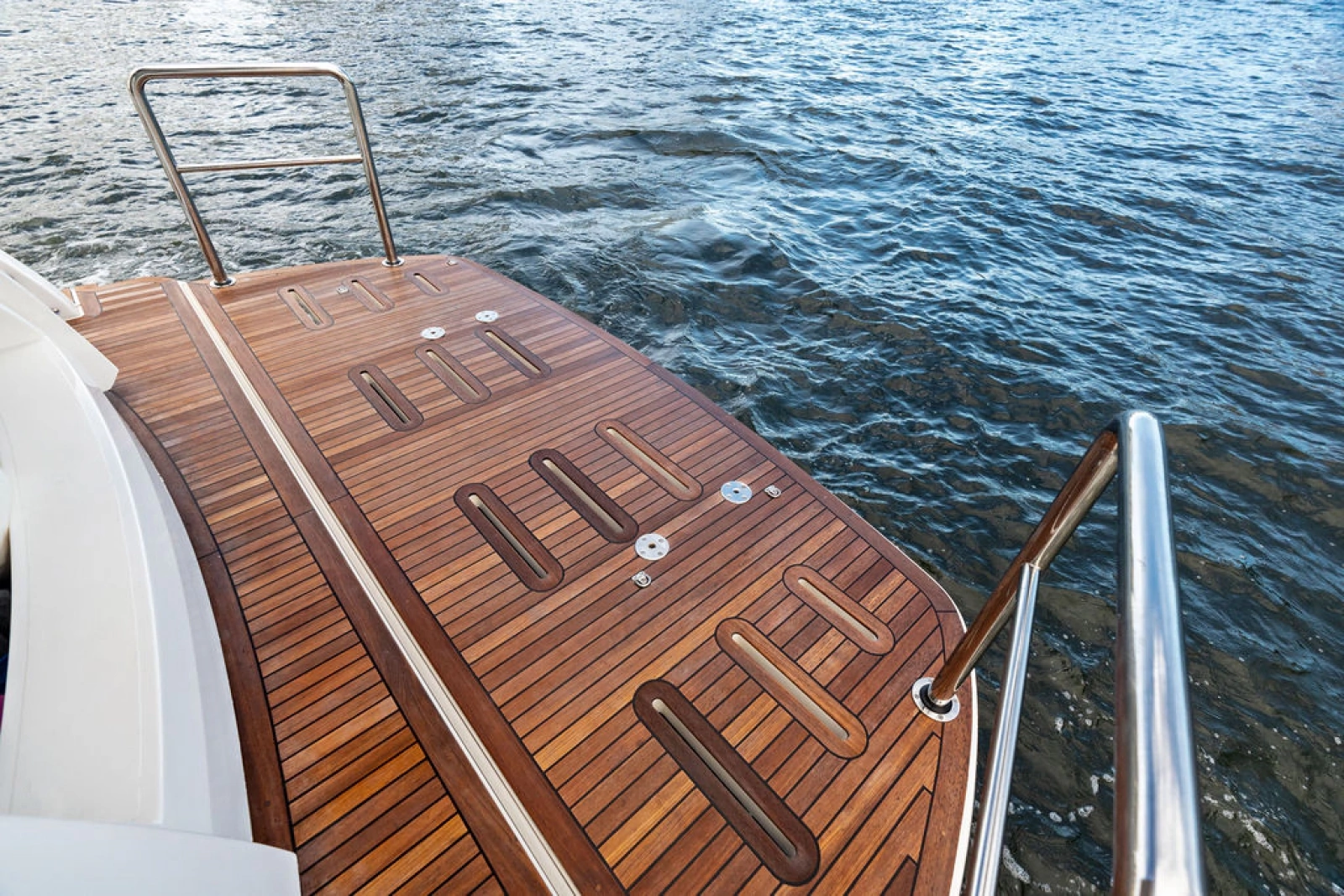 2026 Riviera 4600 Sport Yacht Platinum Edition