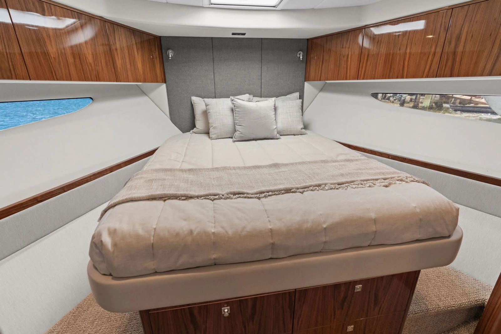 2026 Riviera 4600 Sport Yacht Platinum Edition