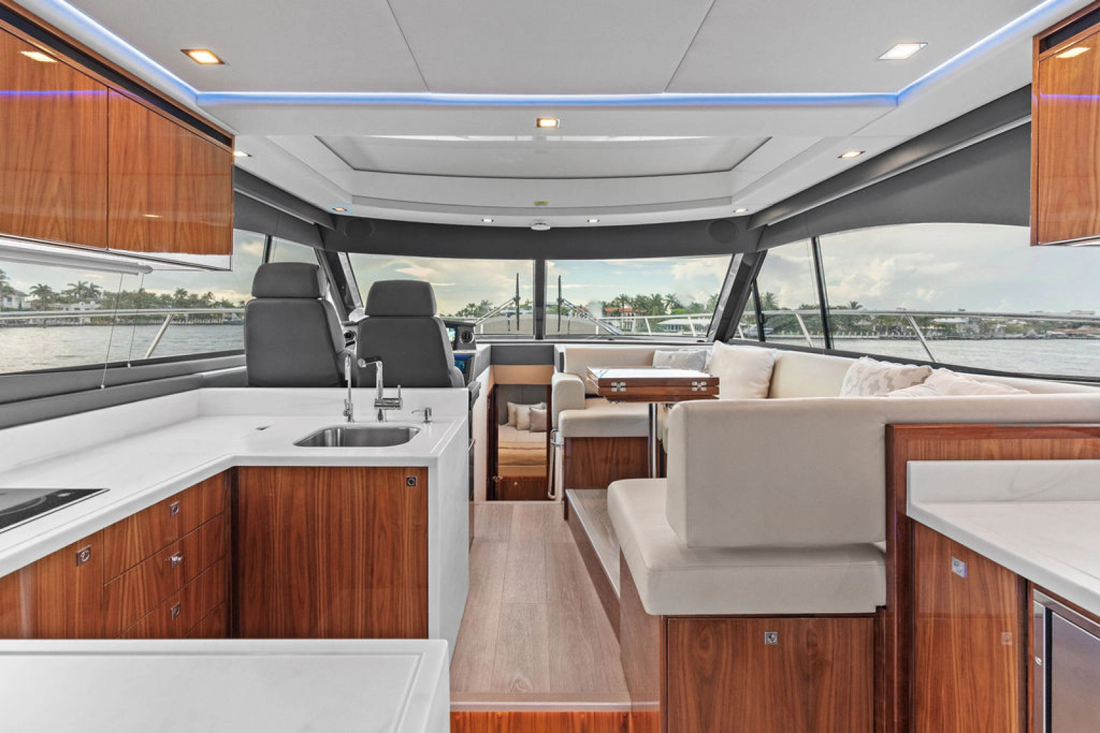 2026 Riviera 4600 Sport Yacht Platinum Edition