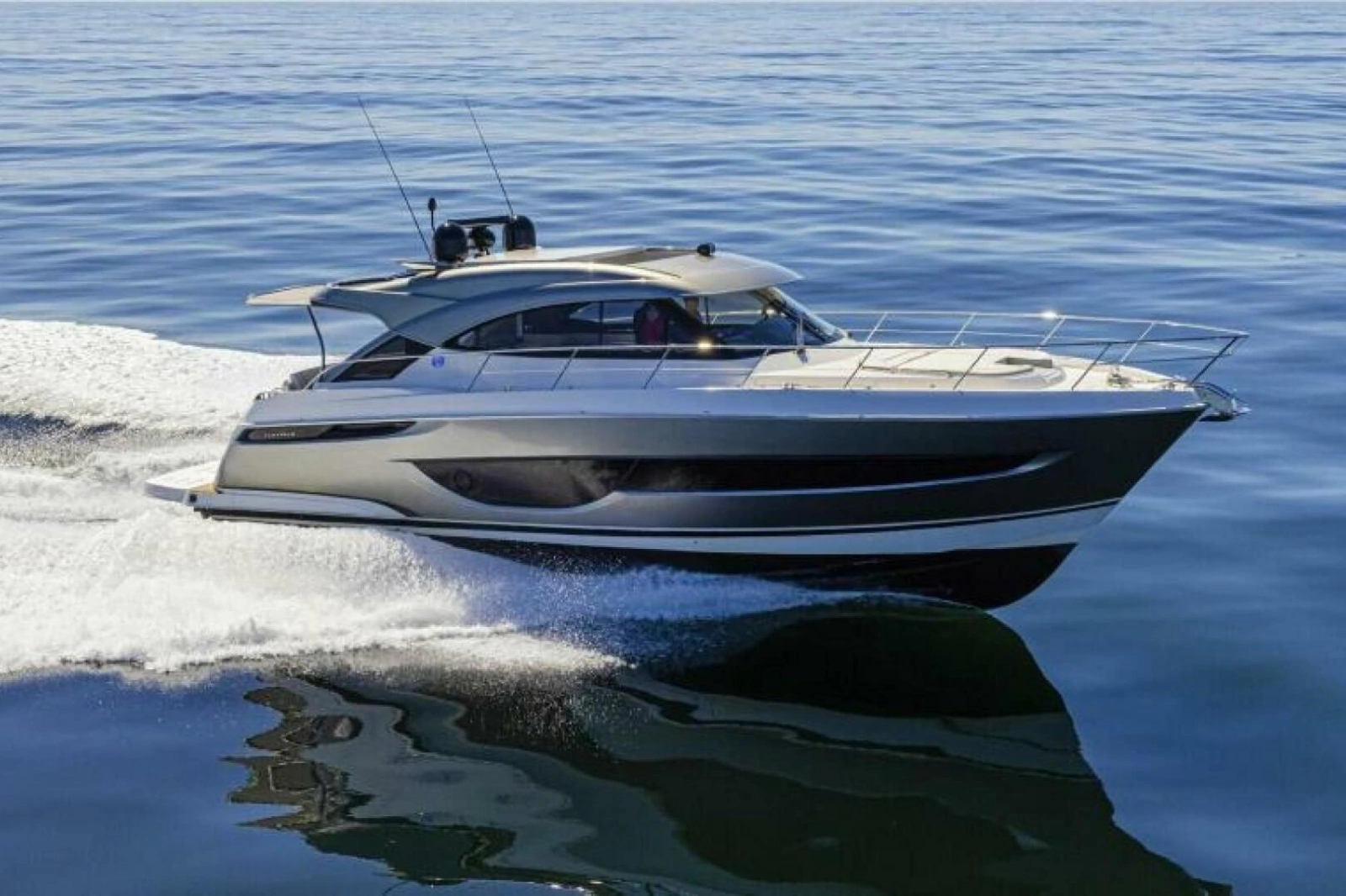 2026 Riviera 4600 Sport Yacht Platinum Edition