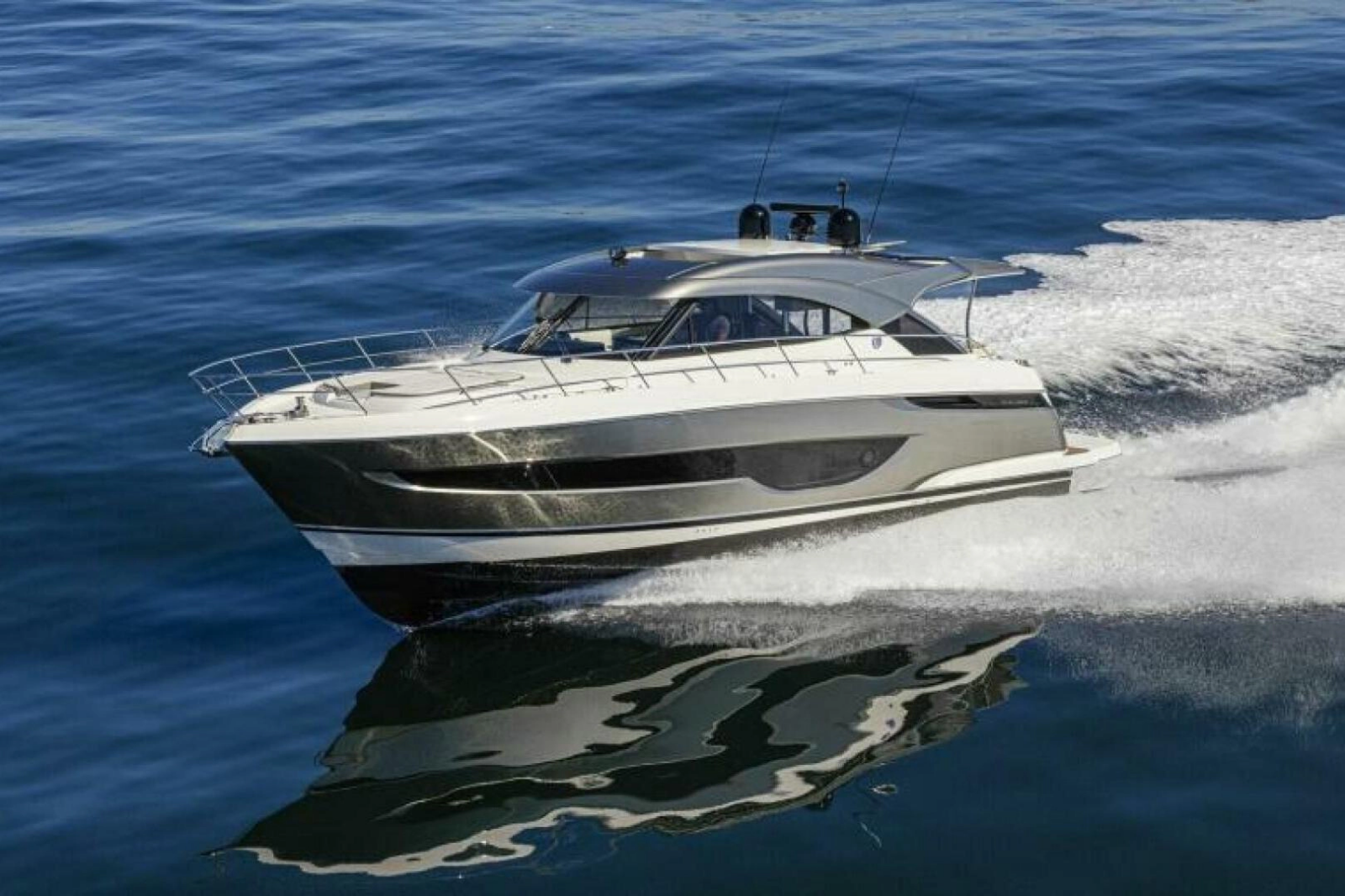 2026 Riviera 4600 Sport Yacht Platinum Edition