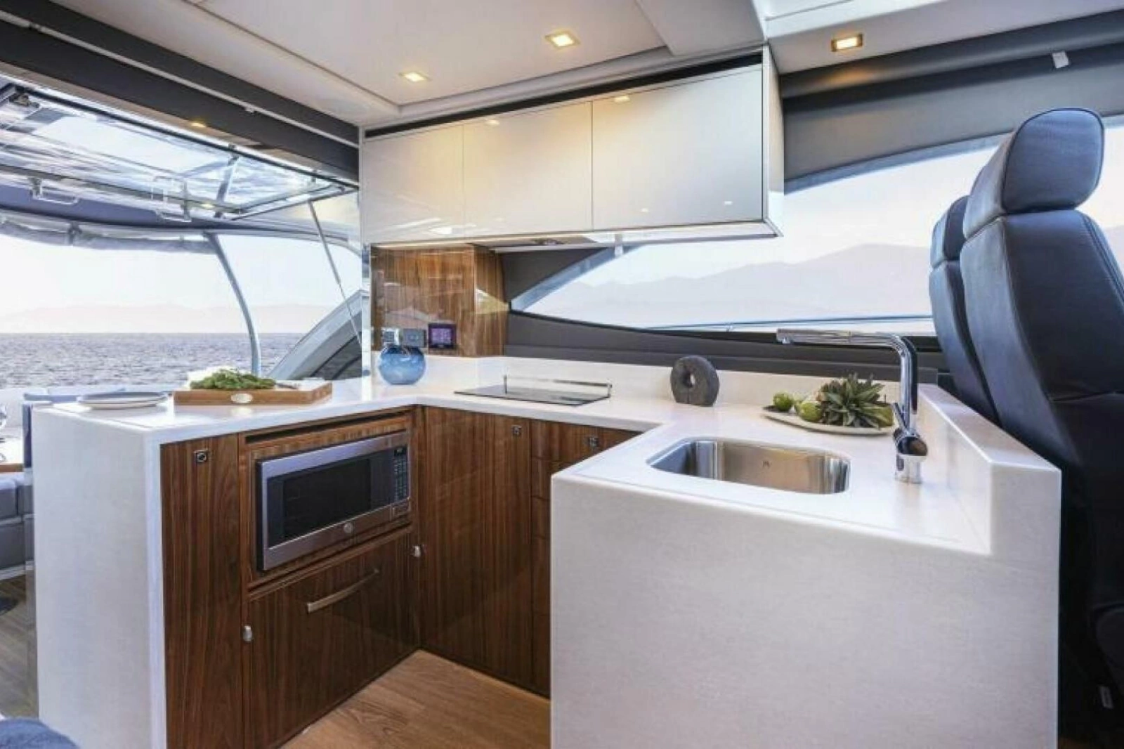 2026 Riviera 4600 Sport Yacht Platinum Edition