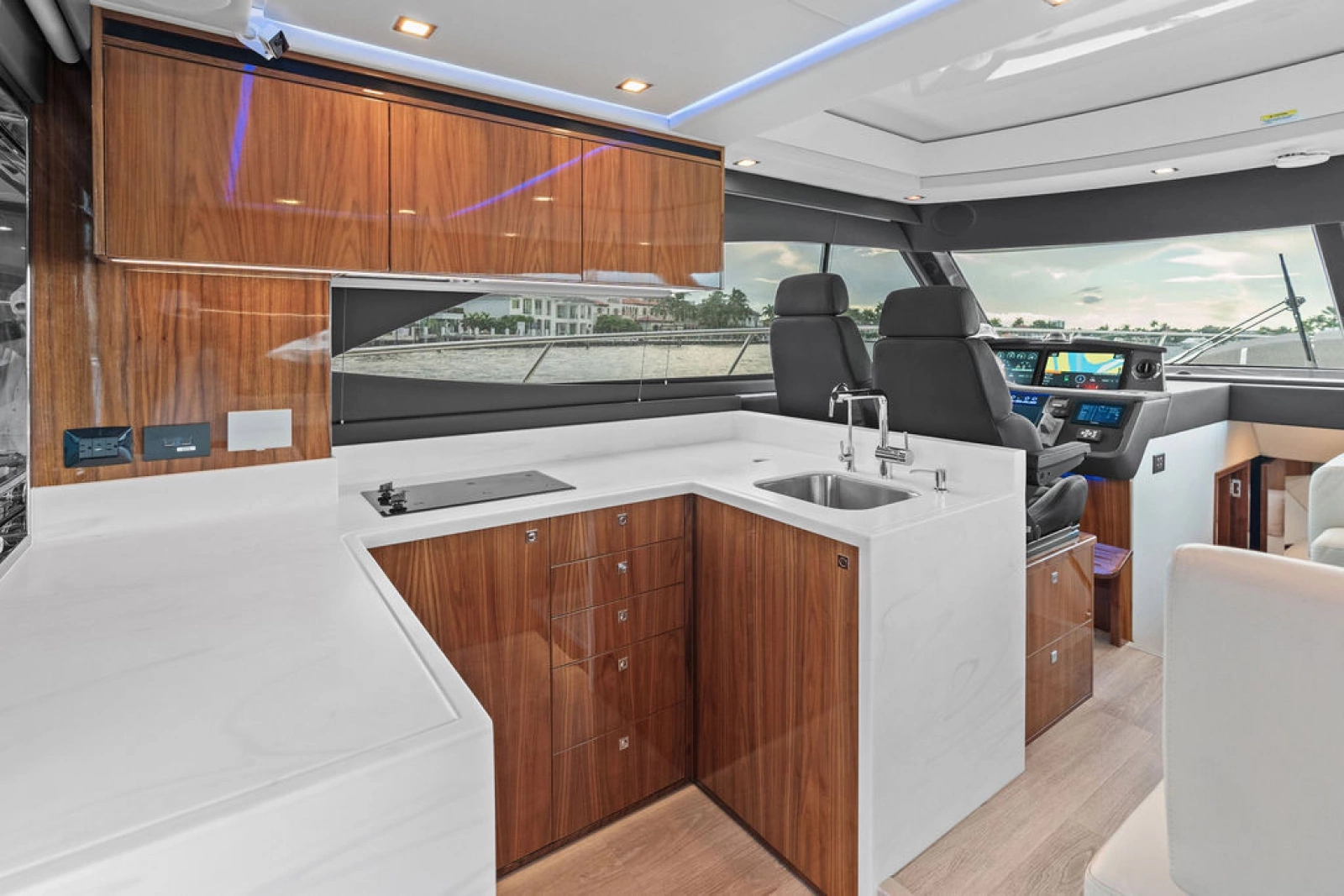 2026 Riviera 4600 Sport Yacht Platinum Edition