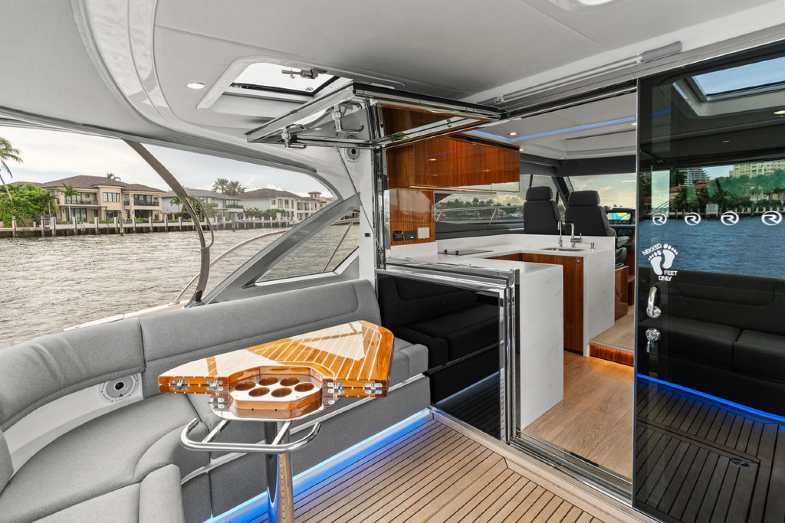 2026 Riviera 4600 Sport Yacht Platinum Edition