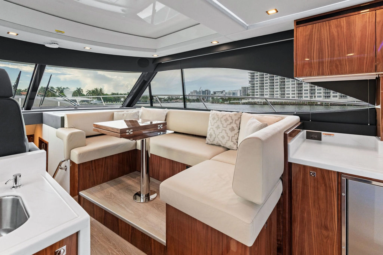 2026 Riviera 4600 Sport Yacht Platinum Edition