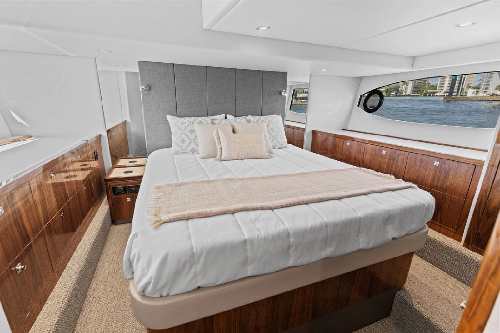 2026 Riviera 4600 Sport Yacht Platinum Edition