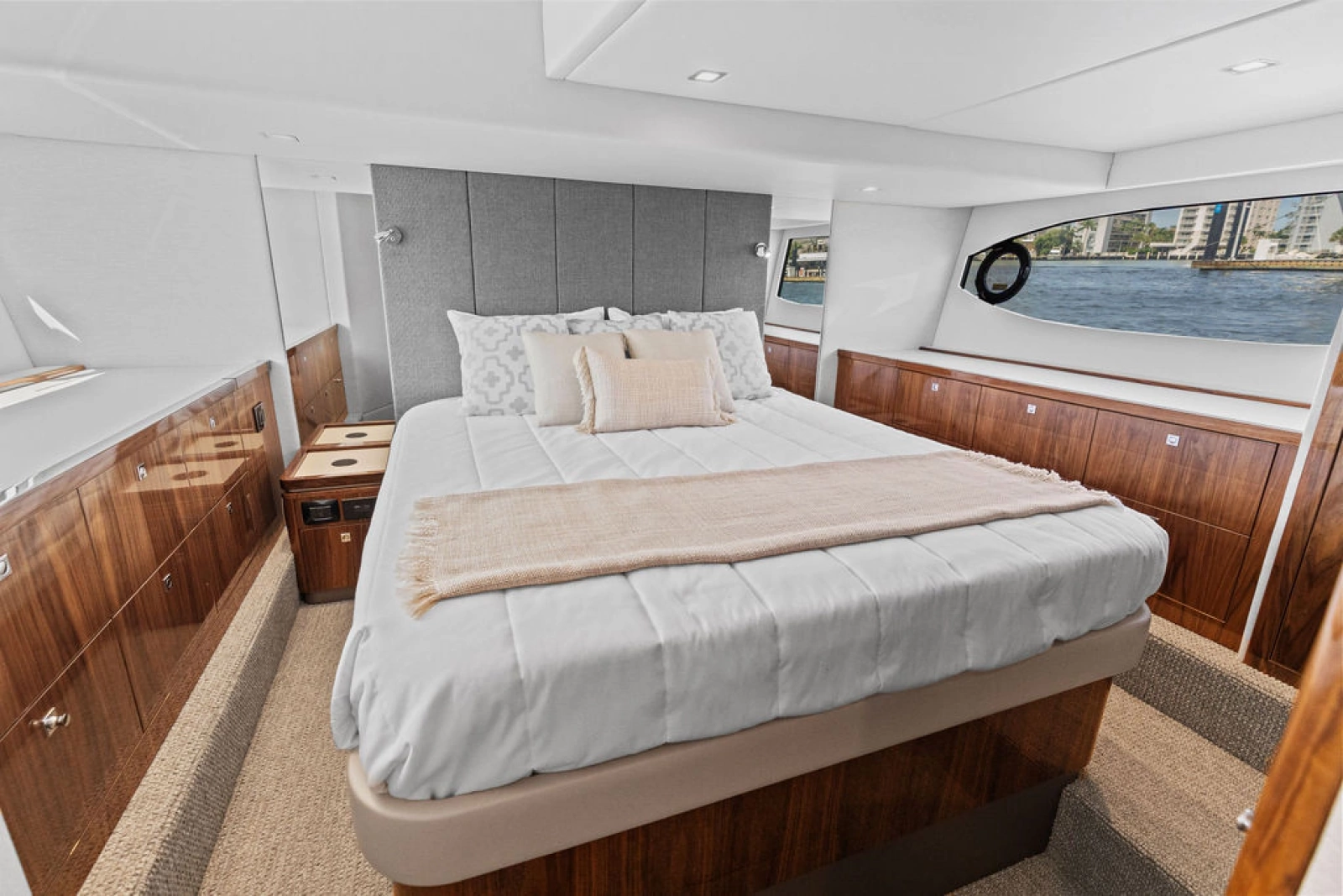 2026 Riviera 4600 Sport Yacht Platinum Edition