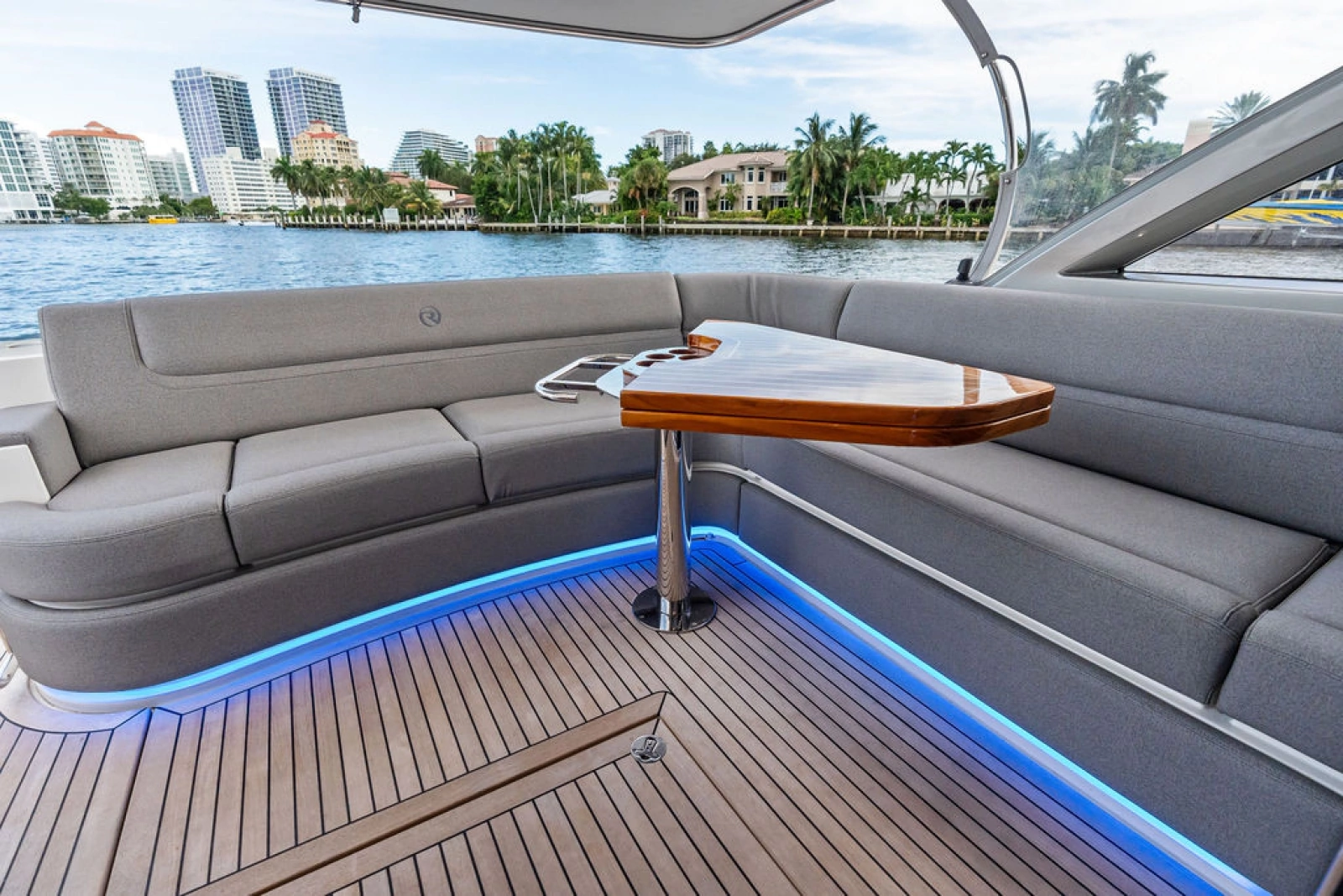 2026 Riviera 4600 Sport Yacht Platinum Edition