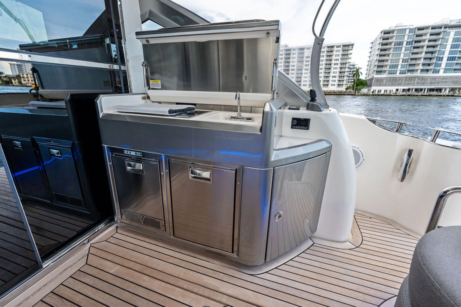 2026 Riviera 4600 Sport Yacht Platinum Edition