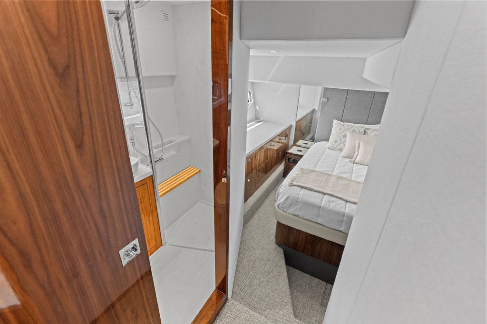 2026 Riviera 4600 Sport Yacht Platinum Edition