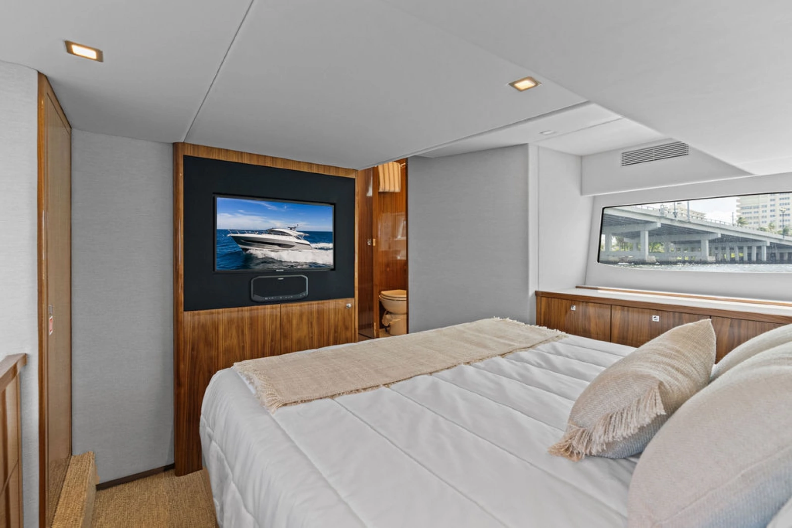 2026 Riviera 4600 Sport Yacht Platinum Edition