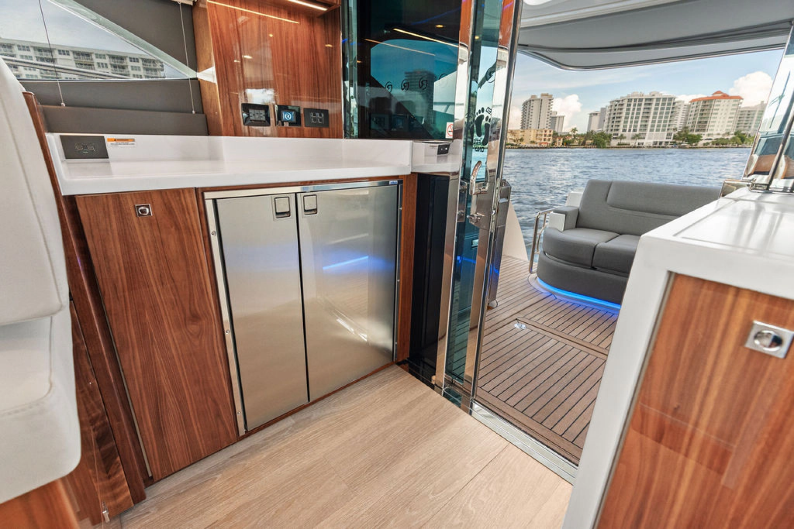 2026 Riviera 4600 Sport Yacht Platinum Edition