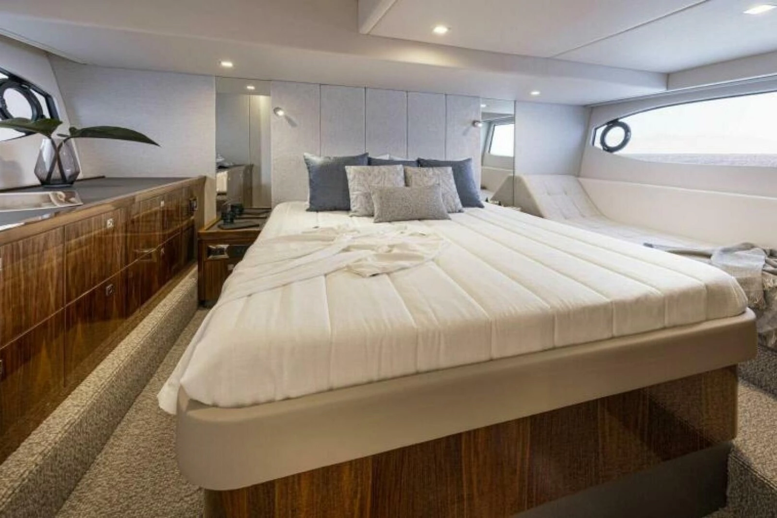 2026 Riviera 4600 Sport Yacht Platinum Edition