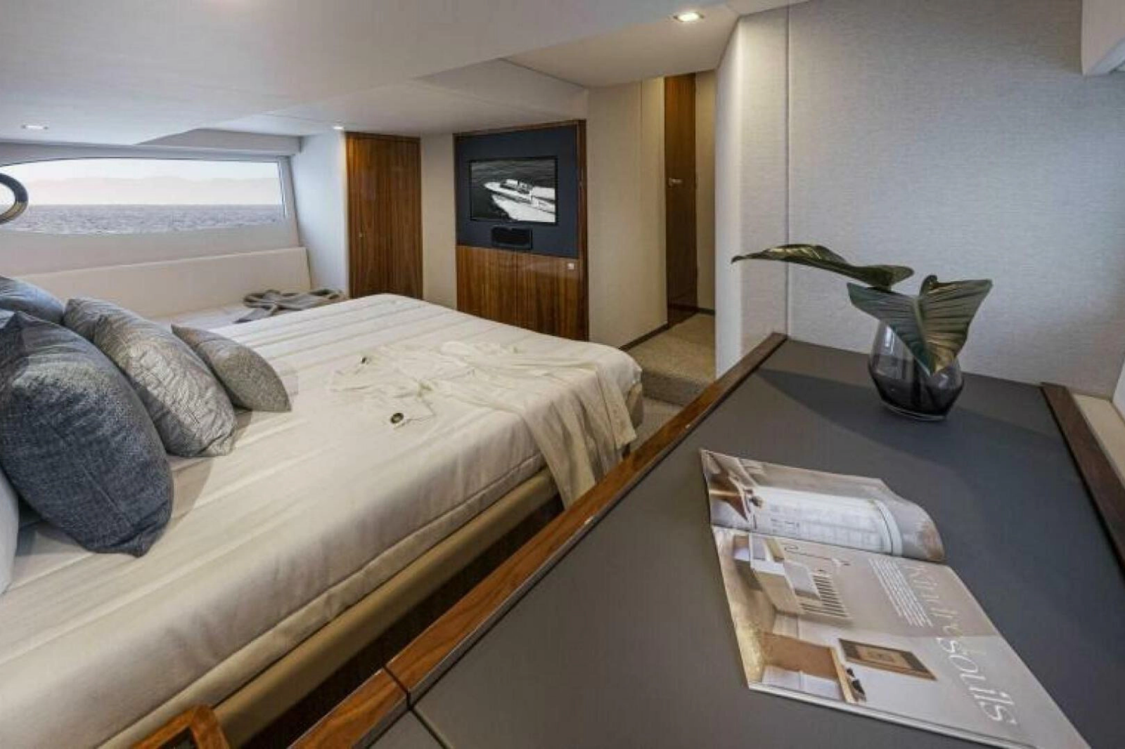 2026 Riviera 4600 Sport Yacht Platinum Edition