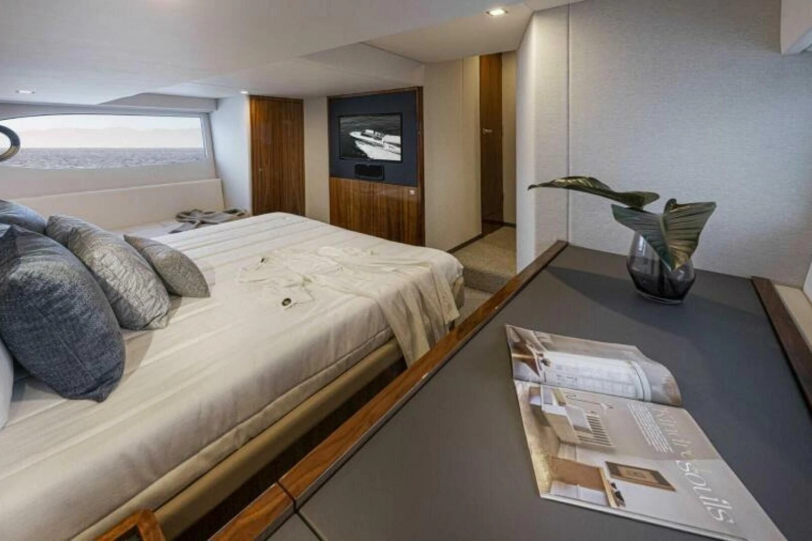 2026 Riviera 4600 Sport Yacht Platinum Edition