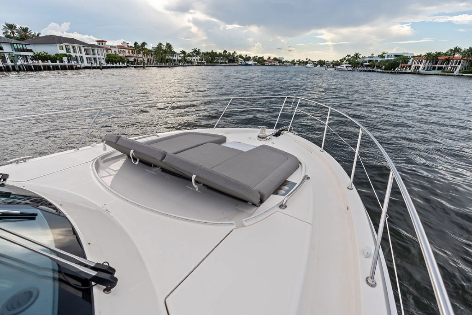 2026 Riviera 4600 Sport Yacht Platinum Edition