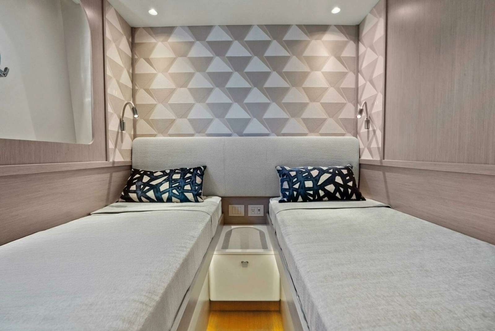 2026 Absolute 70 Navetta - Stateroom 