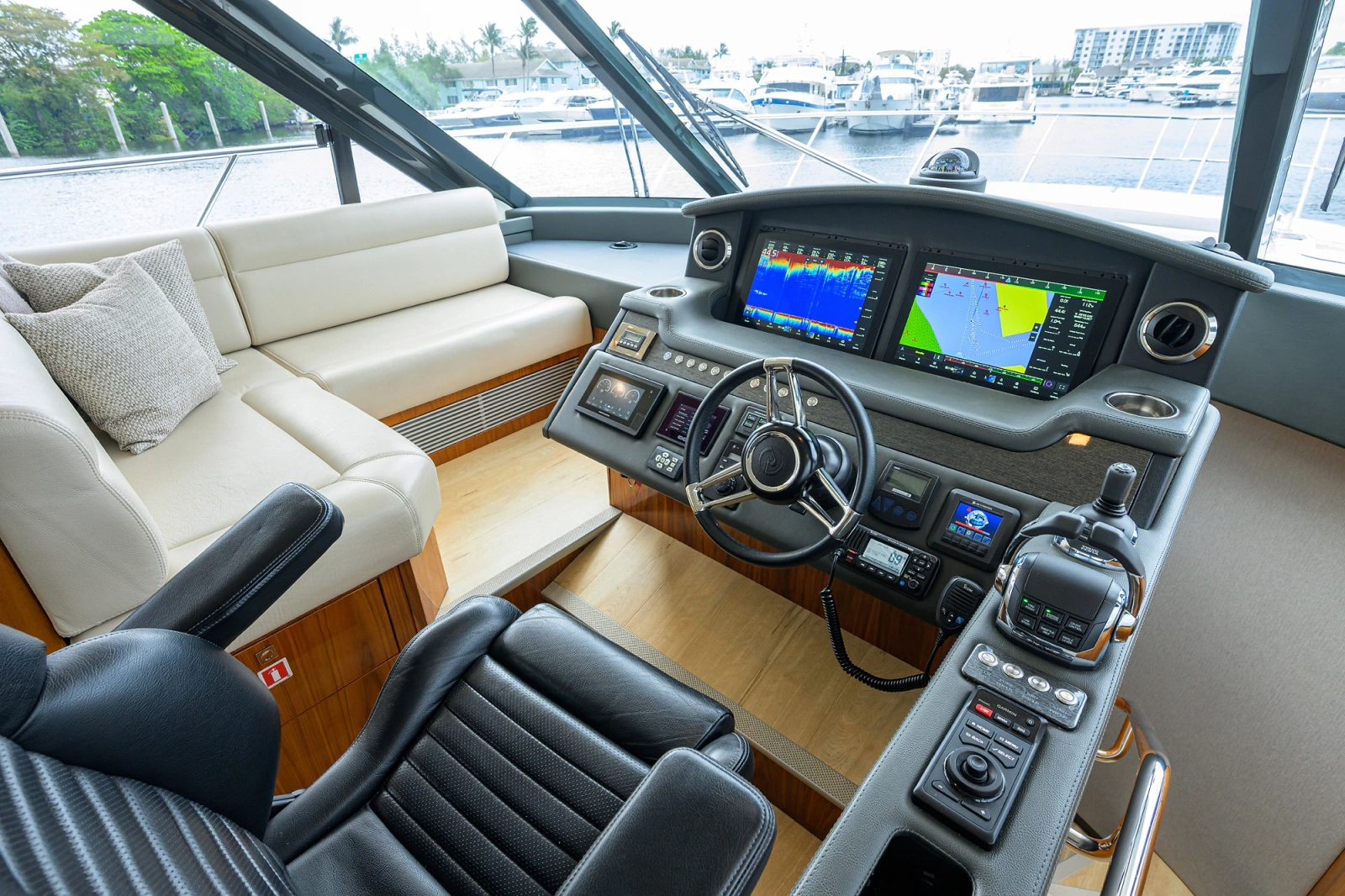 2019 Riviera 5400 Sport Yacht