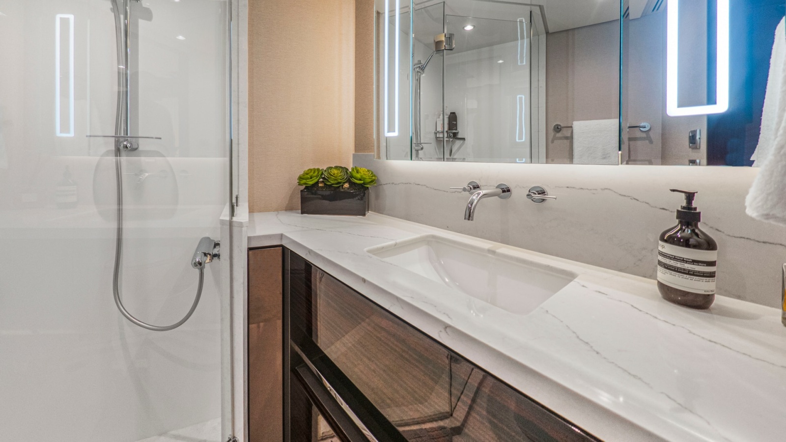 Galati-LONESTAR-Staterooms10