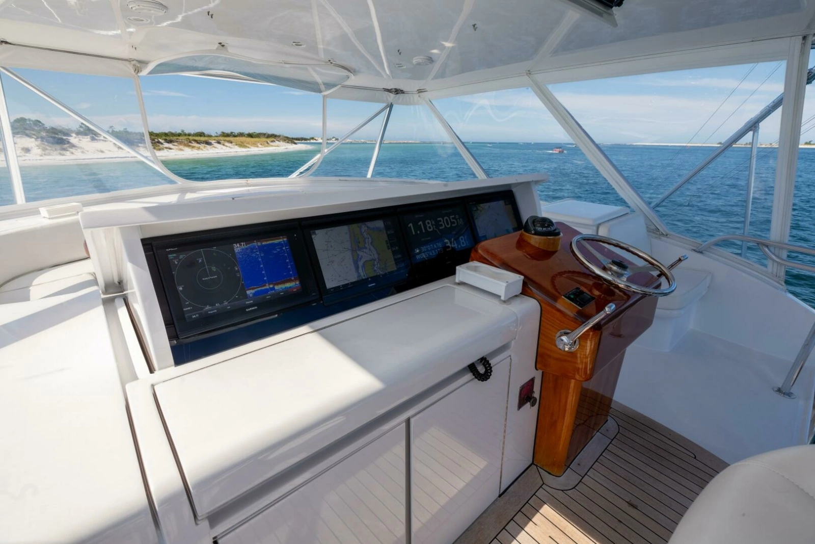 2005 Hatteras 68 Convertible photo 29