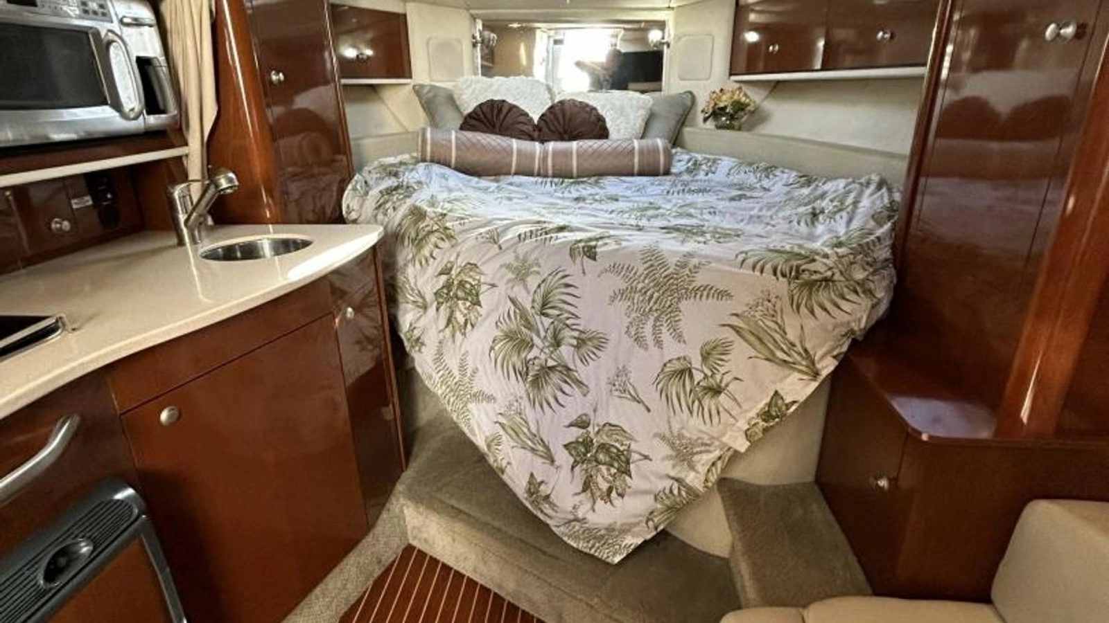 2009 Sea Ray 310 Sundancer  Andrews Place Stateroom