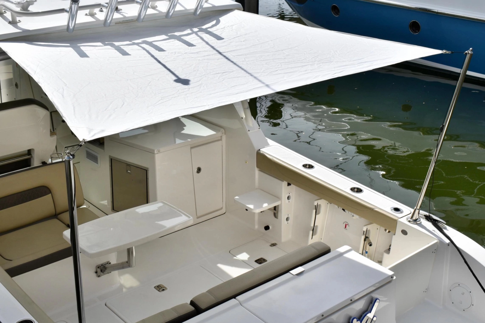 2019 Pursuit DC 325 Dual Console