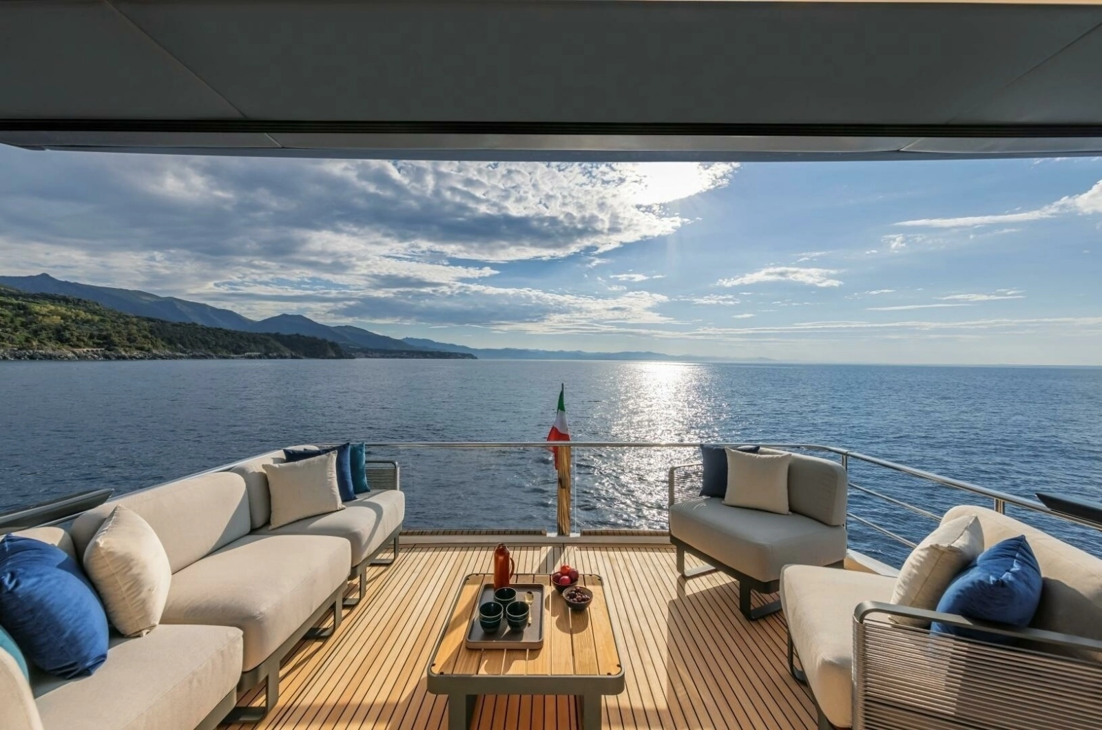 2027 60 Absolute Flybridge - Flybridge