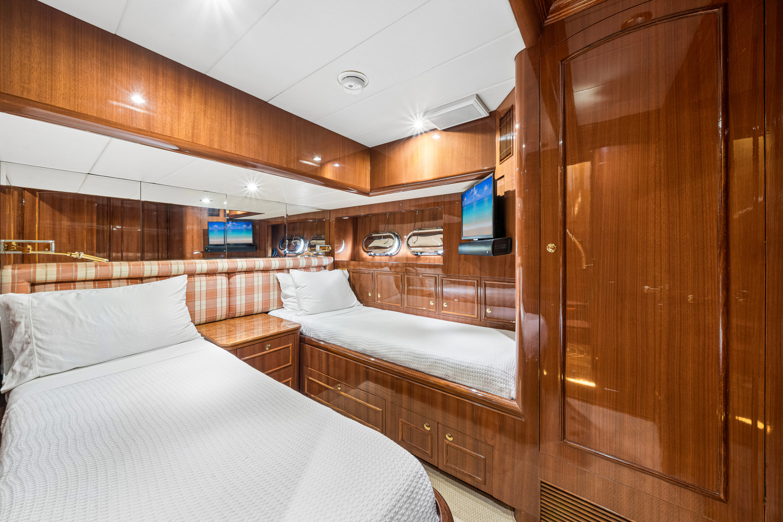 2006 Horizon 82 Skylounge