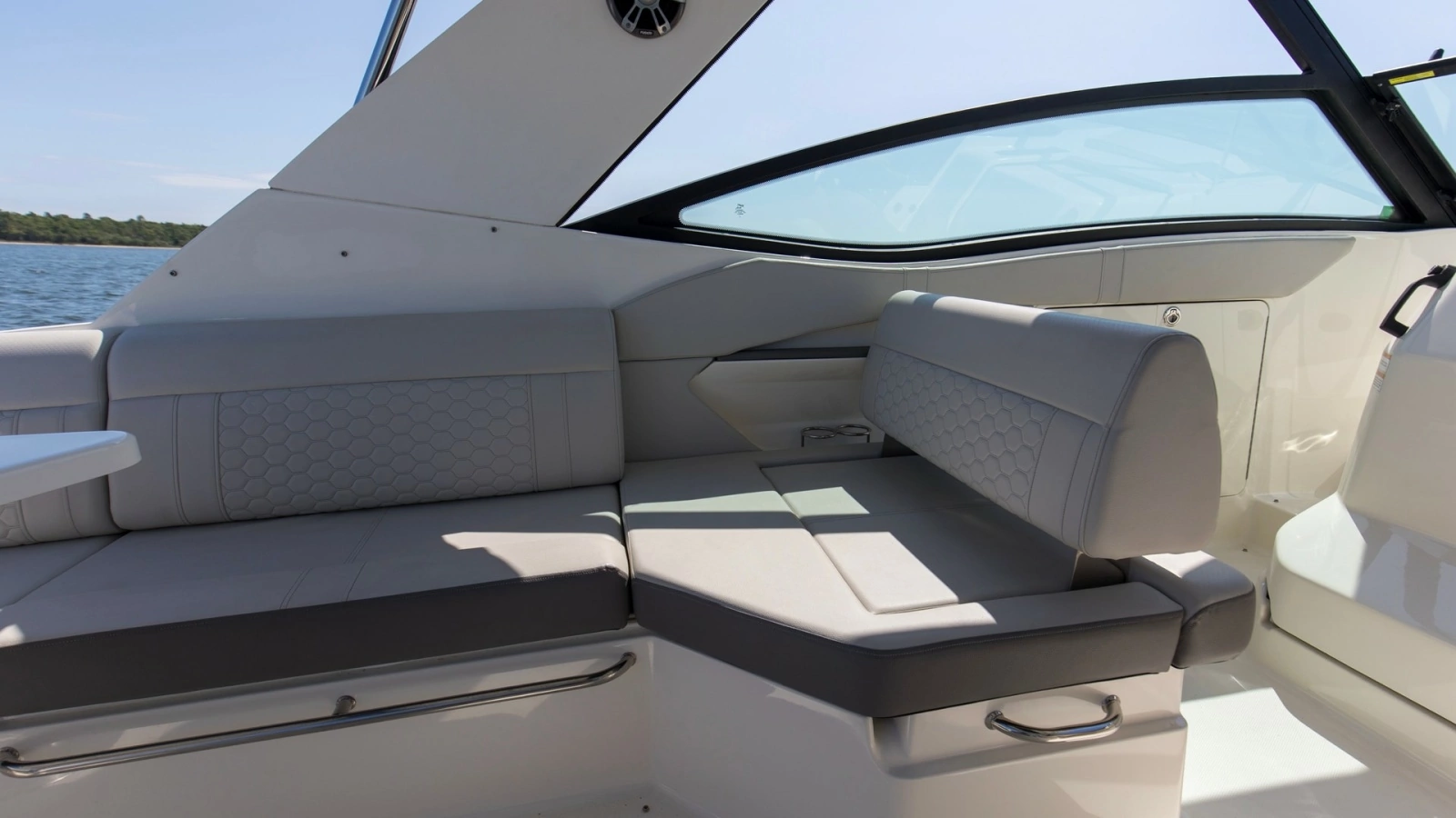 2022 32 Sea Ray 320 Sundancer OB Raya Sunshine Lounge_Salon (4)