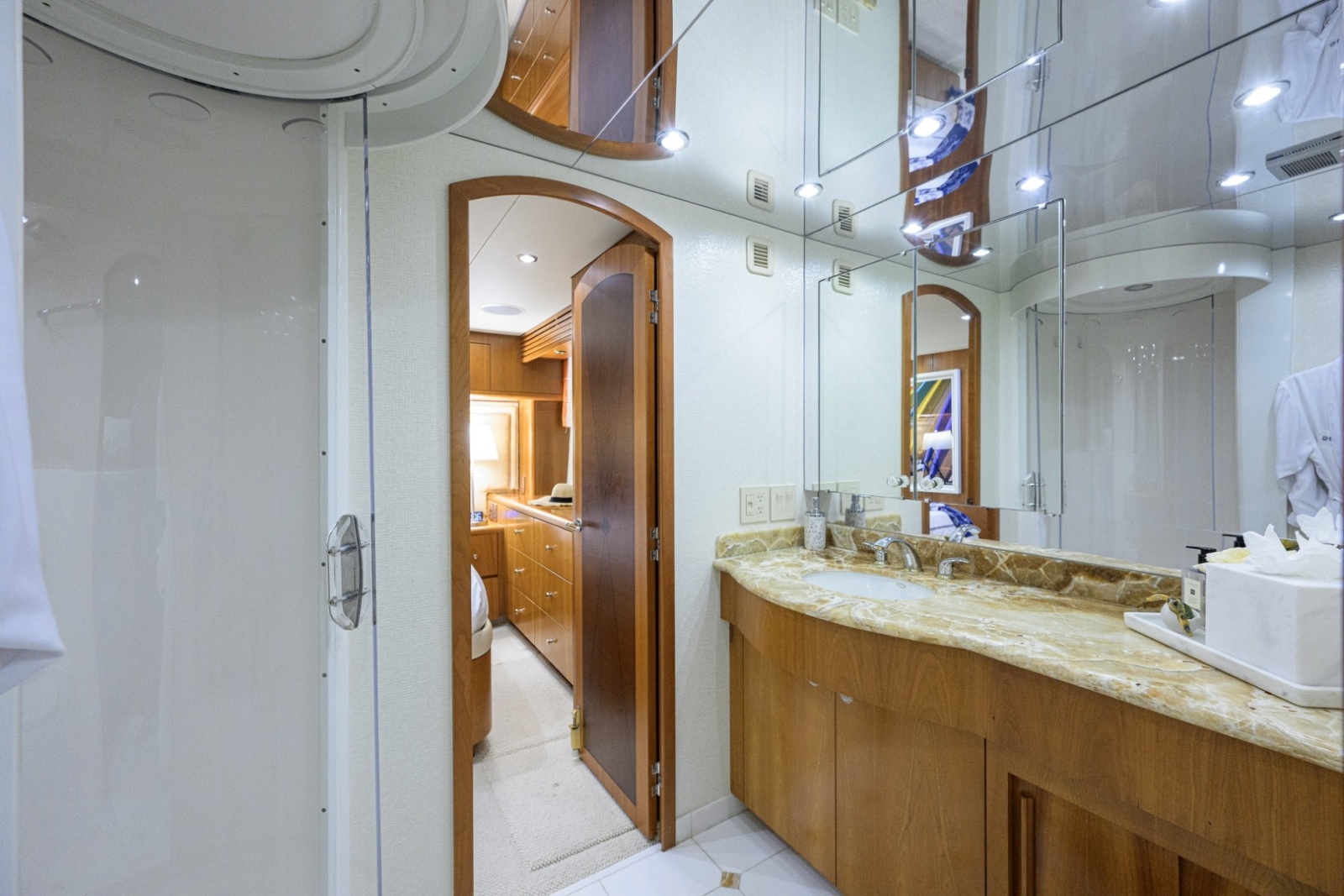 Hatteras 100 MAGIC - Aft Port Guest Head