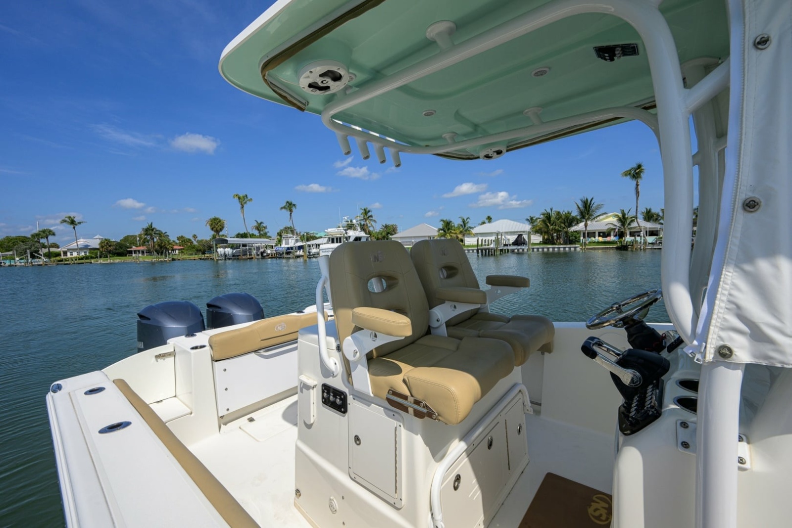 NauticStar 28 - Helm