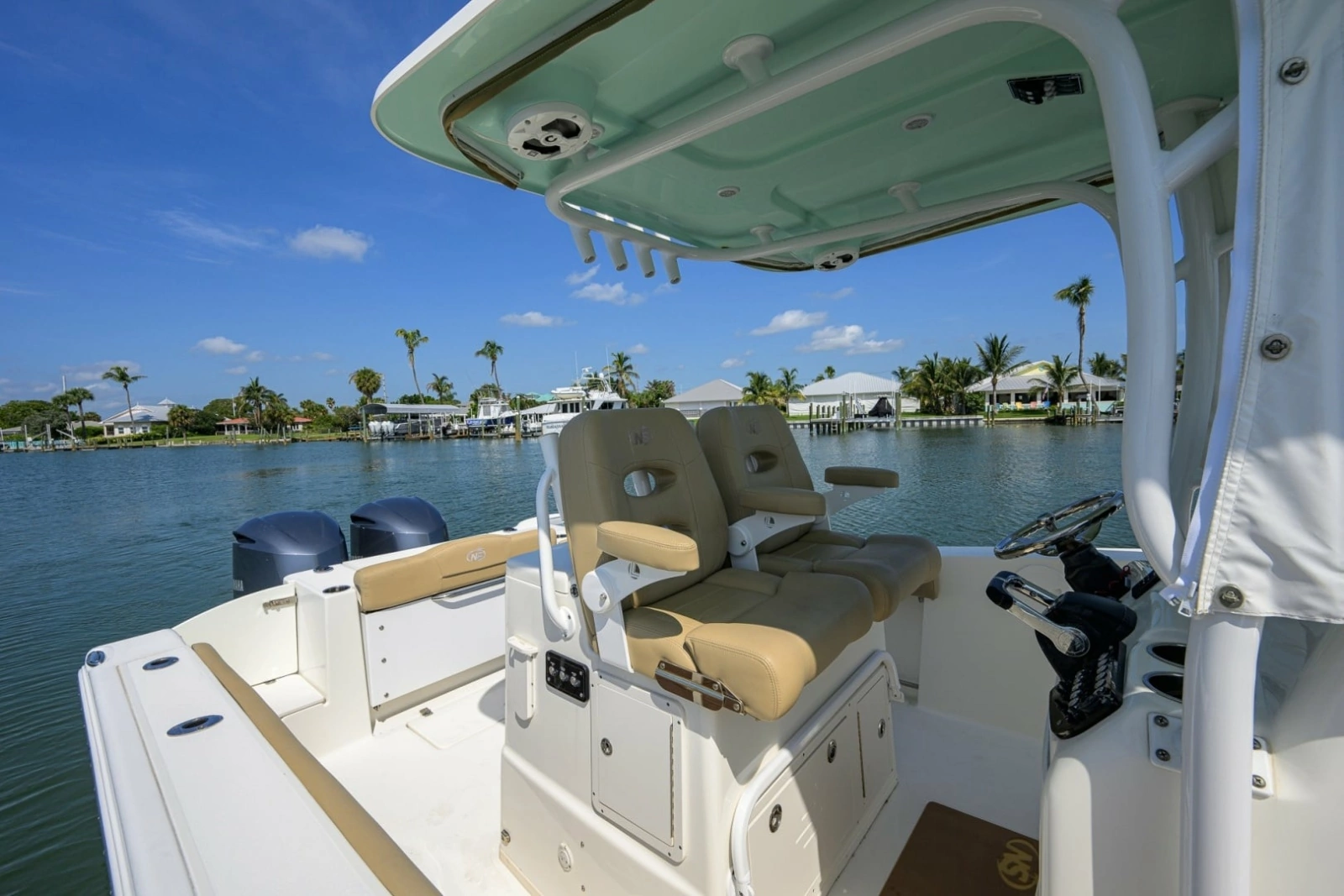 NauticStar 28 - Helm