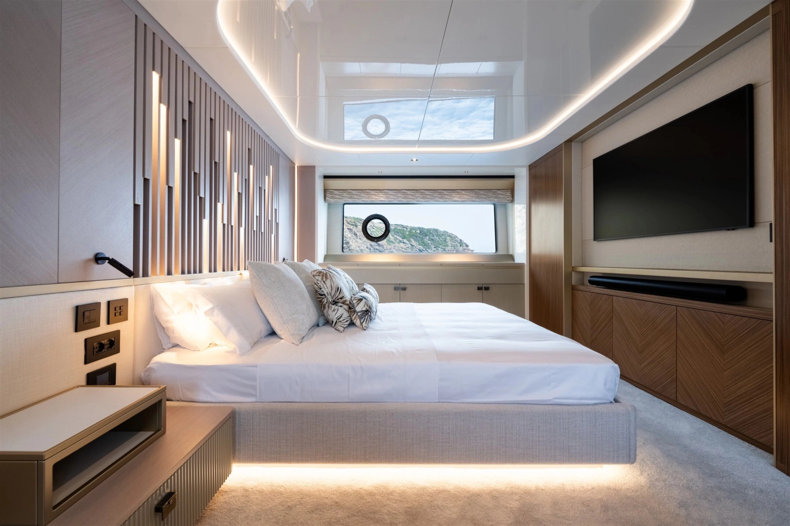 82 OCEAN ENCLOSED 82ft Sunseeker Yacht For Sale