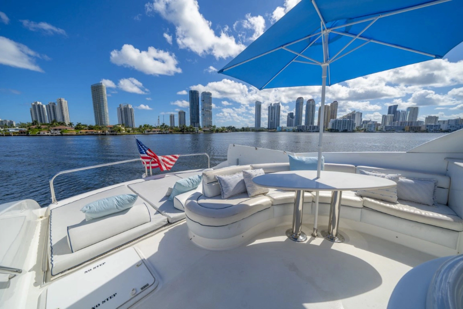 2004 Lazzara Yachts 80 Open Fly